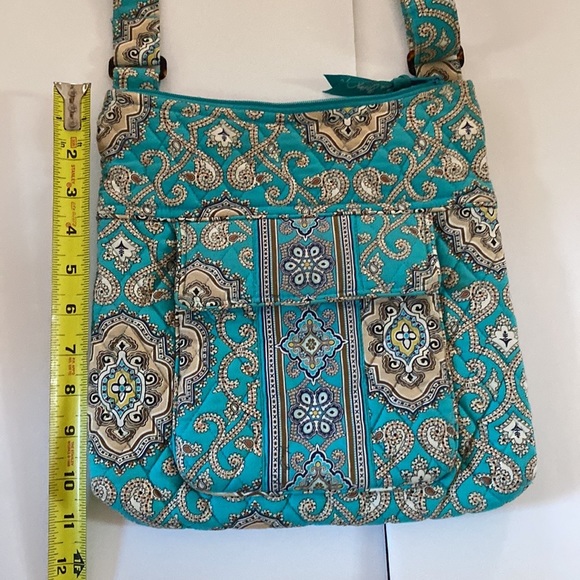 Quilted blue, white, brown
Vera Bradley blue paisley Crossbody Hipster purse. - Picture 4 of 9